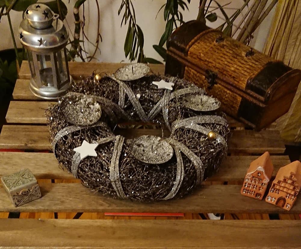 Venac Sa Svećnjacima i Zvezdama - Prečnik 30 cm - Novogodišnji Ukras