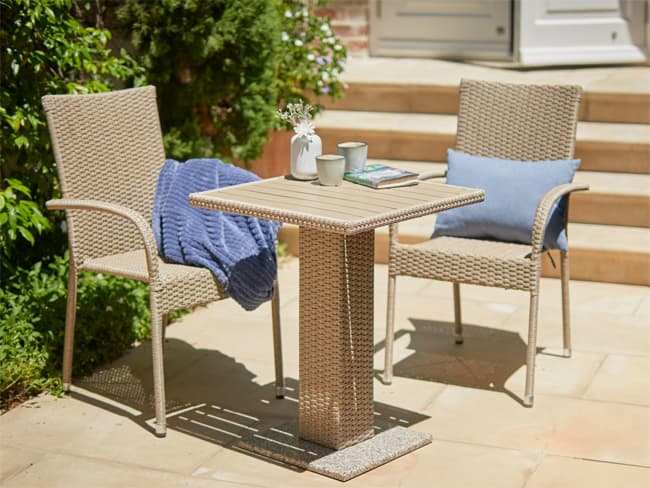 Baštenska garnitura Thyy Sto sa dve stolice