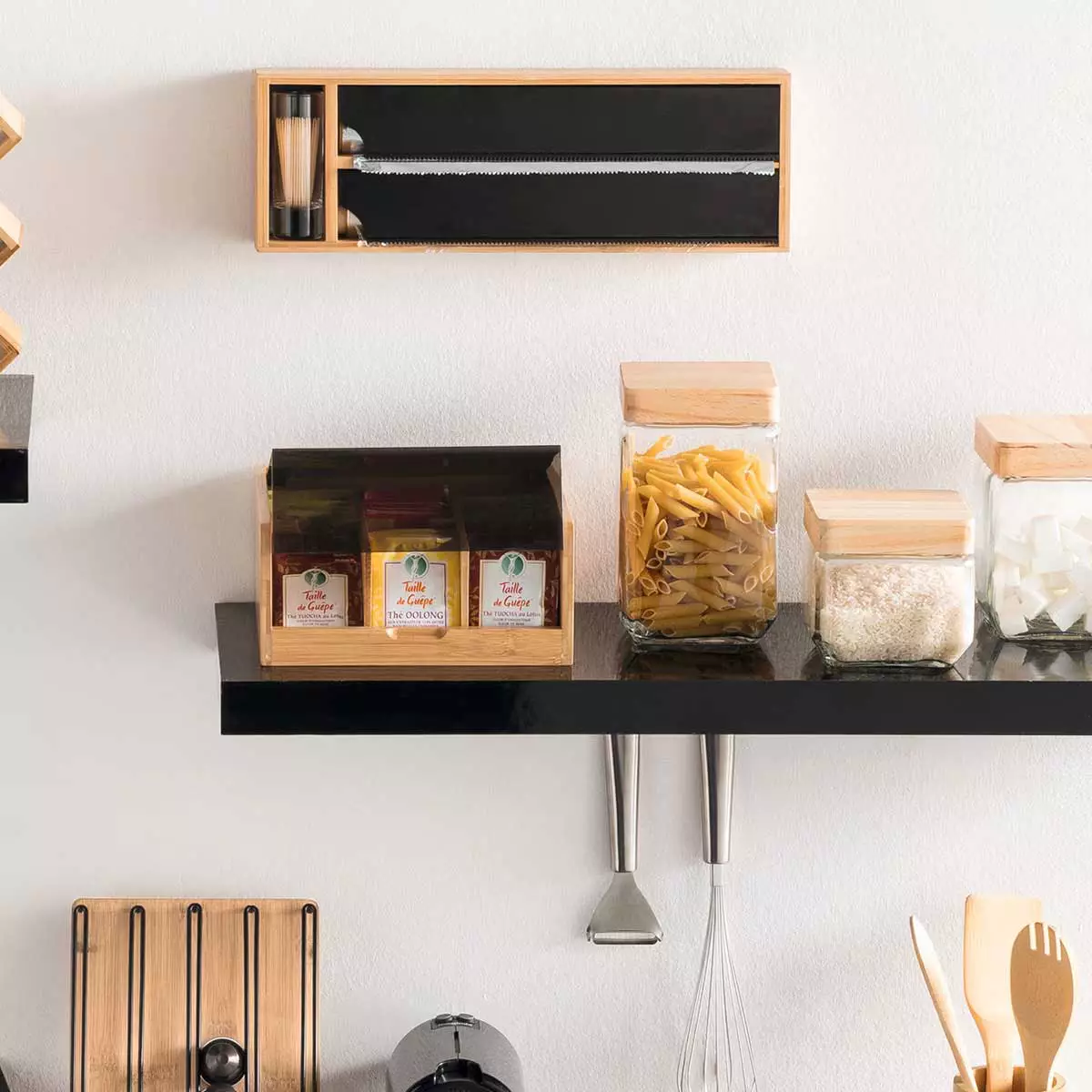 Kutija za čaj na kuhinjskoj polici