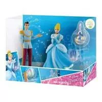 Kliknite za detalje - Bullyland Disney Figurice Pepeljuga, Princ Charming i Privezak 13416