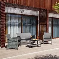 Baštenska Garnitura Cordoba20 - Siva - Cordoba20 garnituru čine dve fotelje sofa i sto. Specifičan trakasti dizajn bočnih nosećih strana elemenata pretvara je u upadljiv detalj u dvorištu, na terasi ili dnevnoj sobi. Konstrukcija elemenata je čelična, a oplata je od tehno ratana...