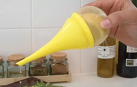 J-Me cediljka za limun Squeeze me! LS08 - Limun prepolovite, jednu polovinu stavite u donji deo cediljke, izgnječite ga, izvadite koru i limunov sok možete sipati, kroz cevčicu kroz koju ne mogu da prođu koščice, u salatu, bokal ili čašu... - Slika