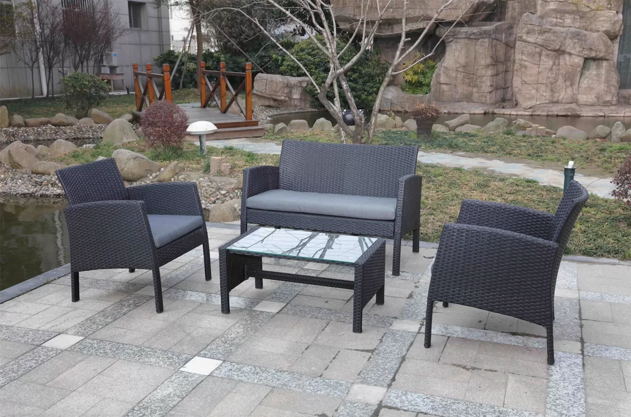 Baštenska Garnitura Od Wicker Ratana Espero - Udobna, jednostavna za održavanje, baštenska garnitura. Komplet čine 2 fotelje, sofa i sto. Garnitura je otporna na spoljne vremenske uslove tako da se može koristiti u baštama ili na terassama ali se lako uklapa i u enterijer... - Slika