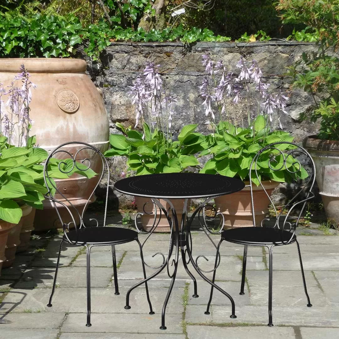 Bistro Garnitura Moka Black - 2 Baštenske Stolice i Sto - Bistro garnitura od čelika. Čine je 2 stolice i sto. Dimenzije stolice su 51 x 52 x 89 cm, a stola 70 x 71 cm. Kvalitetna izrada i mediteranski dizajn čine da je ovu garnituru jednostavno uklopiti u različite ambijente. Pored toga elementi garniture su ma - Slika