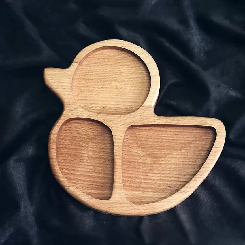 Ulmus Tanjir za posluživanje Pače 21x21cm - Ova jedinstvena minimalistička daska za serviranje savršena je za male i elegantne kuhinje. Napravljena od drveta, pleni svojom jednostavnošću i lepotom.
Svestrana i višenamenska: Drveni tanjir dizajniran je za serviranje raznih vrsta hrane, od sušenog  - Slika