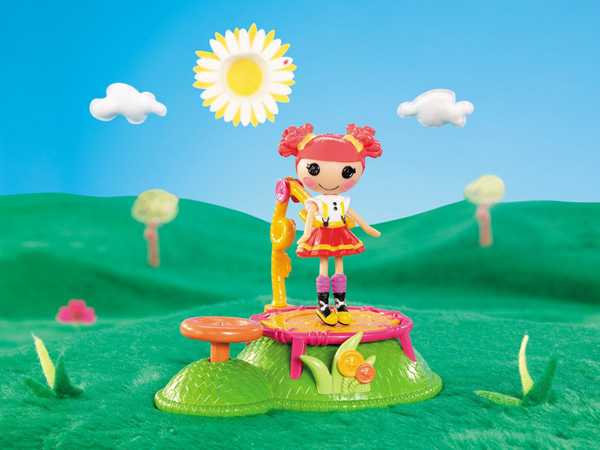 Mini Lalaloopsy Lutka Playset Ember Flicker Flame skače na trampolini 529507 - thumbnail 2