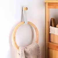 Kliknite za detalje - Samolepljivi Nosač Za Peškire Easy Chic White Sa Nosačima od Eko Kože Kliknite za detalje - Samolepljivi Nosač Za Peškire Easy Chic White Sa Nosačima od Eko Kože