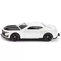 SIKU Automobilčić za decu Chevrolet Camaro 1538 SIKU Automobilčić za decu Chevrolet Camaro 1538 - SIKU igračka automobilčić za decu Chevrolet Camaro je verni prikaz realnog automobila. Ovaj autić ima okretne točkove i haubu i vrata koji se otvaraju. Izdrađen je od metala i plastike, bez pvc-a.