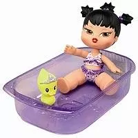 Lutka Bratz u kadi Jade - 341000 Lutka Bratz u kadi Jade - 341000 - Bratz lutka u kupaćem kostimu spremna da sa svojim prijateljem patkicom uživa u kadi.