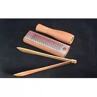 Kliknite za detalje - Set mlin za biber, rende za sir i sklopljiva štipaljka od trešnje  Kliknite za detalje - Set mlin za biber, rende za sir i sklopljiva štipaljka od trešnje