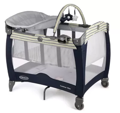 Graco prenosivi krevetić Contour Electra G9D78 Sprint - Krevetac idealan za male prostore i putovanja, zahvaljujući dimenzijama od 102 x 72cm. Kolevka za bebe do 7kg, spašava leđa roditeljima. Sadrži meku prečku za igračke, noćno svetlo, muzičku kutiju i vibrirajući dušek kolevke. - Slika